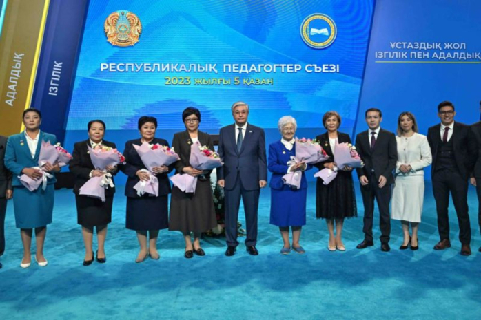 Токаев наградил педагогов почетным званием «Қазақстанның еңбек сіңірген ұстазы»