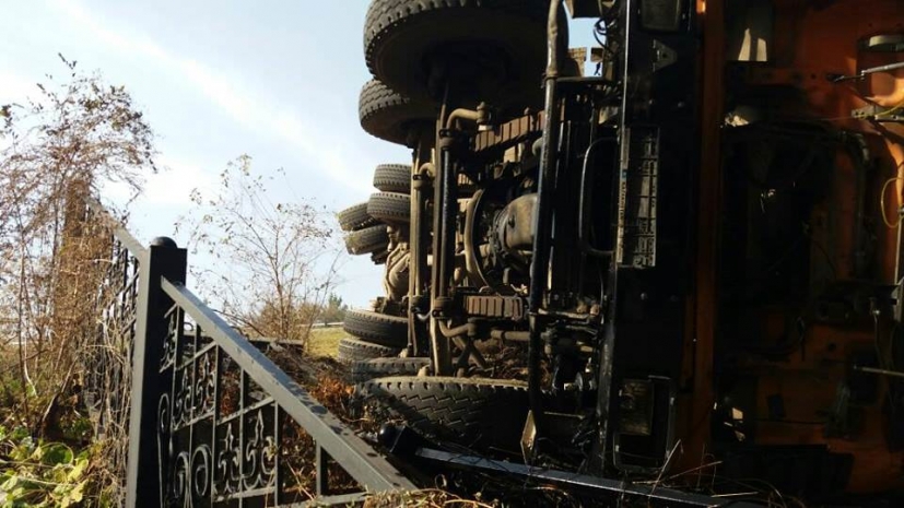 В Алматы перевернулся грузовик с асфальтом