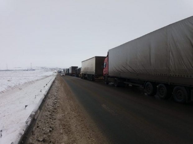 Более 500 фур застряли на границе Казахстана и России
