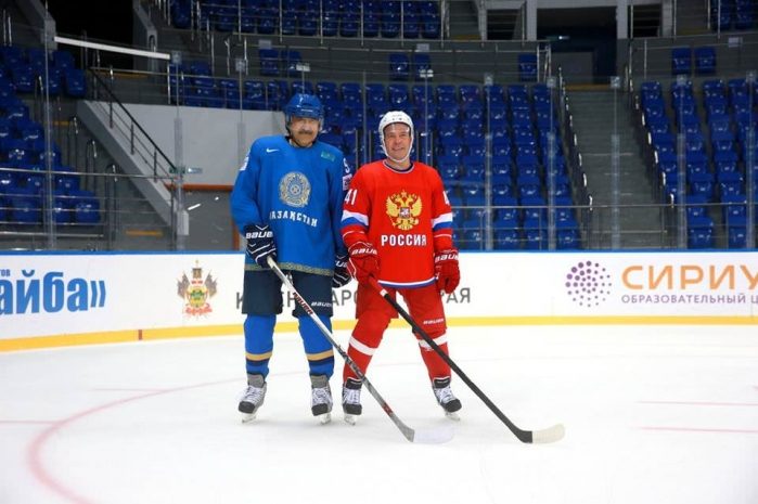 Масимов и Медведев сыграли в хоккей