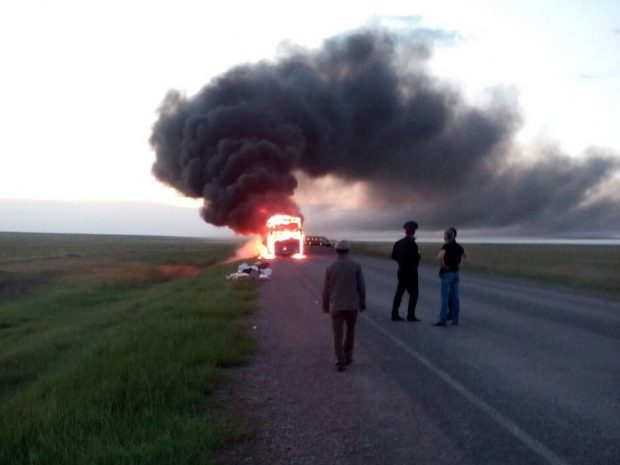 Междугородний автобус сгорел в Костанайской области
