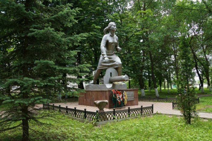 Почтовый конверт с изображением памятника Маншук Маметовой появился в России