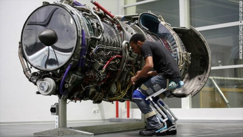 Экзостул Chairless Chair позволяет сидеть стоя