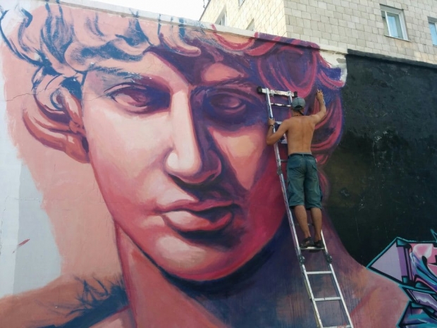Павлодарские граффитисты превращают обветшалые стены в произведения искусства