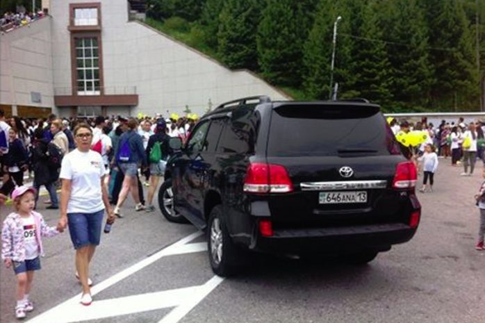 Алматинцев возмутил внедорожник на Шымбулаке