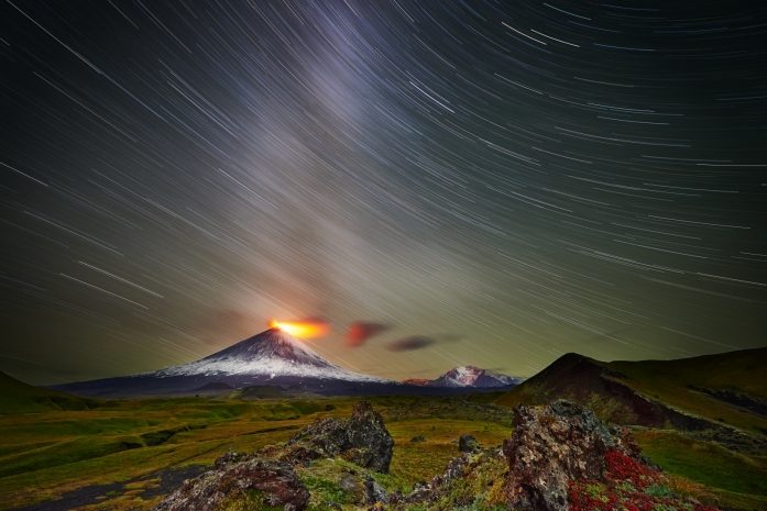 Огромное облако пепла выбросил самый высокий вулкан Евразии
