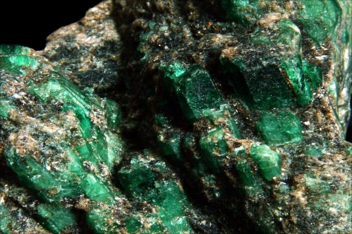 Изумруд весом более 240 килограммов выставили на торги в Бразилии