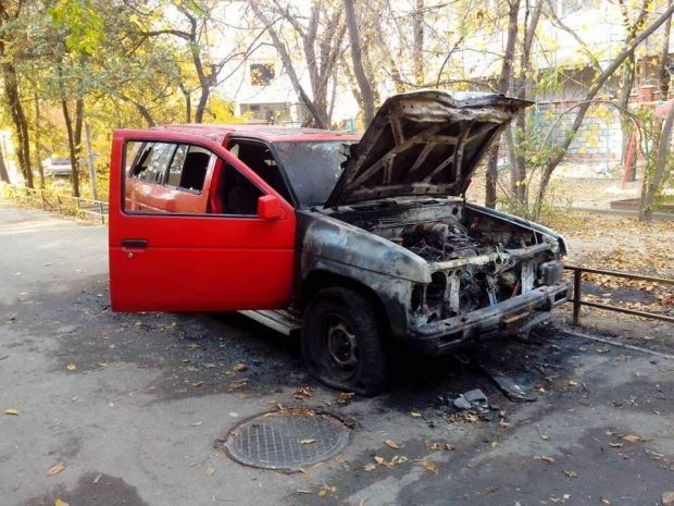 В Алматы сожгли машину известного правозащитника НарымбаеваЭксклюзив