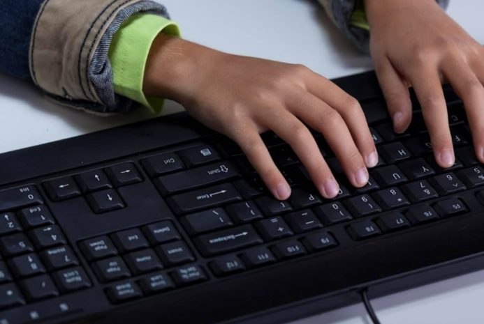 Индонезияда кәмелетке толмағандарға әлеуметтік желілерге тыйым салынды