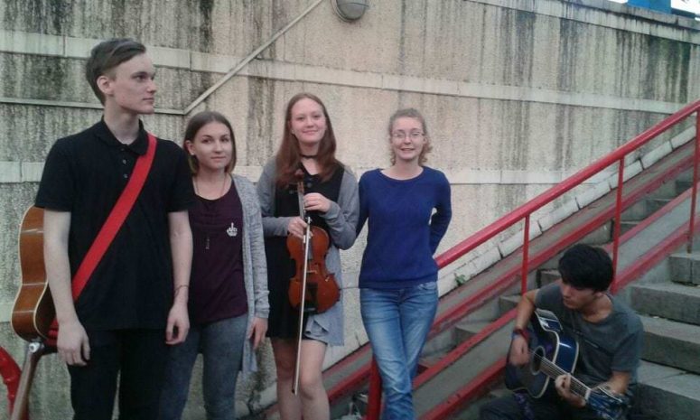 Чем живут алматинские музыканты, играющие в подземных переходах