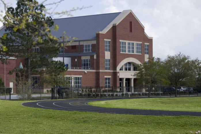 Двое подростков ранены при обстреле школы в США