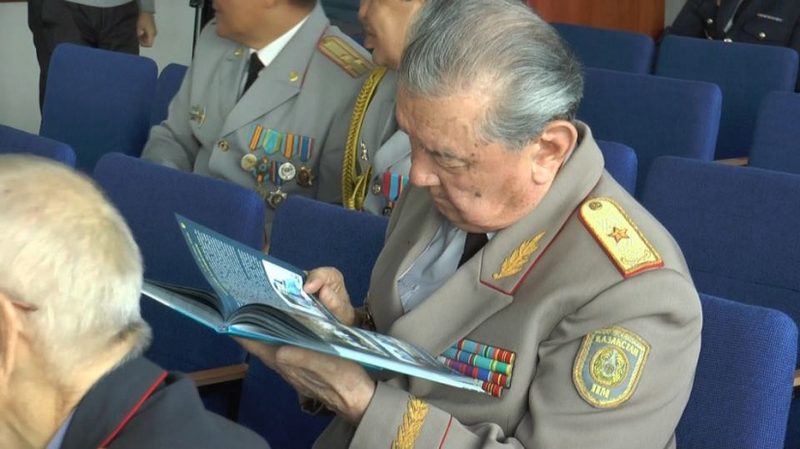 Полиция Алматы презентовала книгу о своей работе