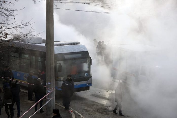 В Алматы троллейбус провалился в яму из-за разрыва теплотрассы
