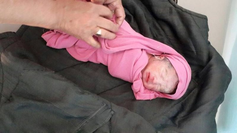 Женщина спасла новорожденного, выброшенного в мусорный контейнер