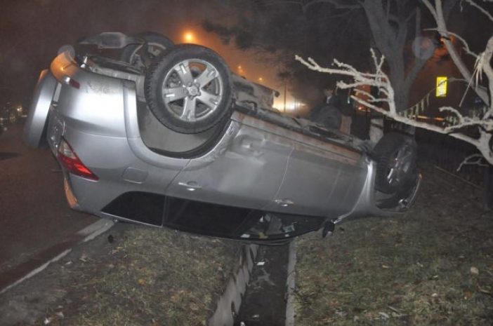 Toyota RAV4 перевернулась в Алматы. Фото