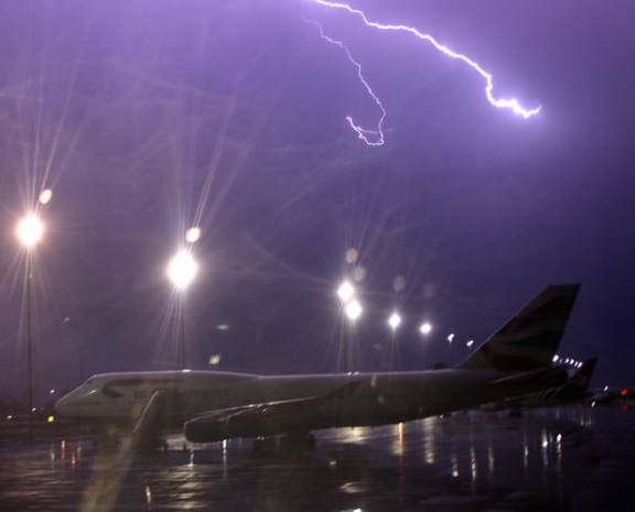 Молния повредила три самолета