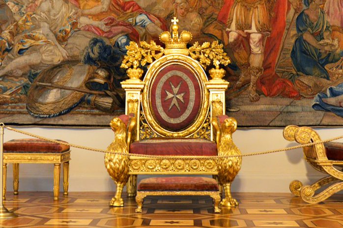 825 тысяч рублей штрафа за селфи на троне выплатил посетитель Эрмитажа