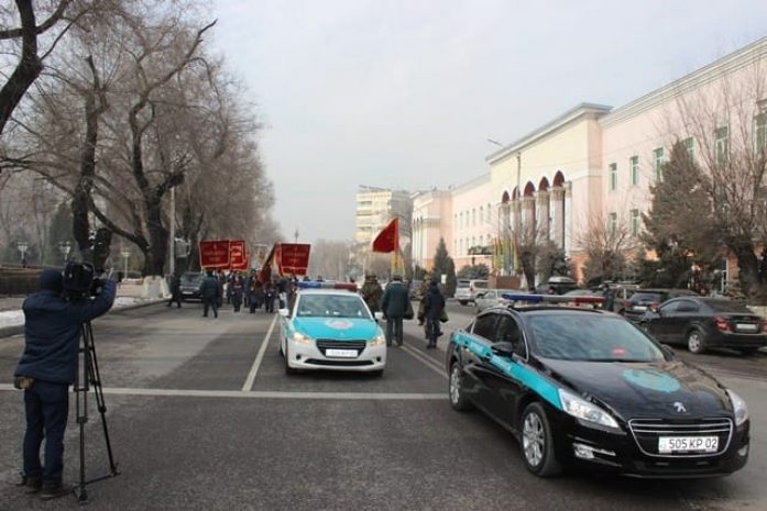 «Нас миллионы панфиловцев»: «Бессмертный полк» прошел по улицам Алматы (ФОТО, ВИДЕО)