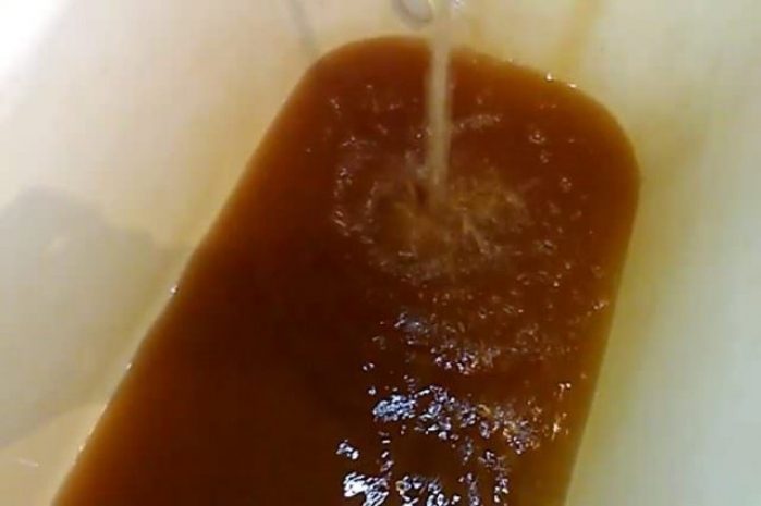 Костанайцы несколько дней в плену ржавой воды