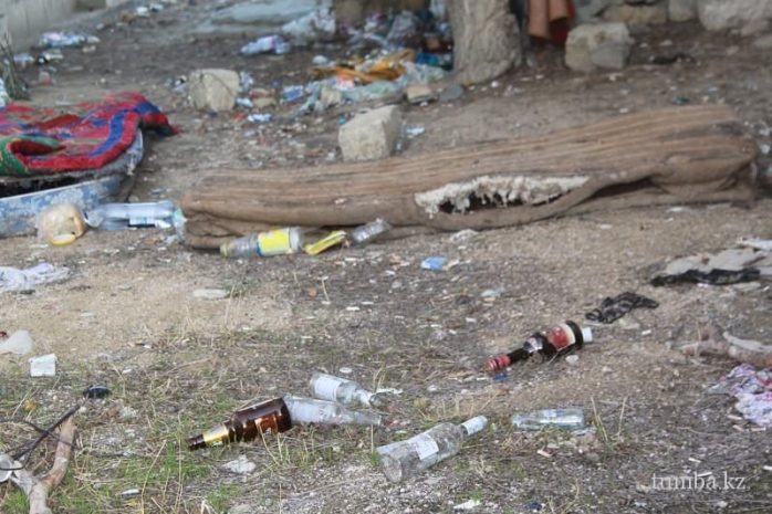 Актауские бомжи занимаются любовью на глазах у жителей