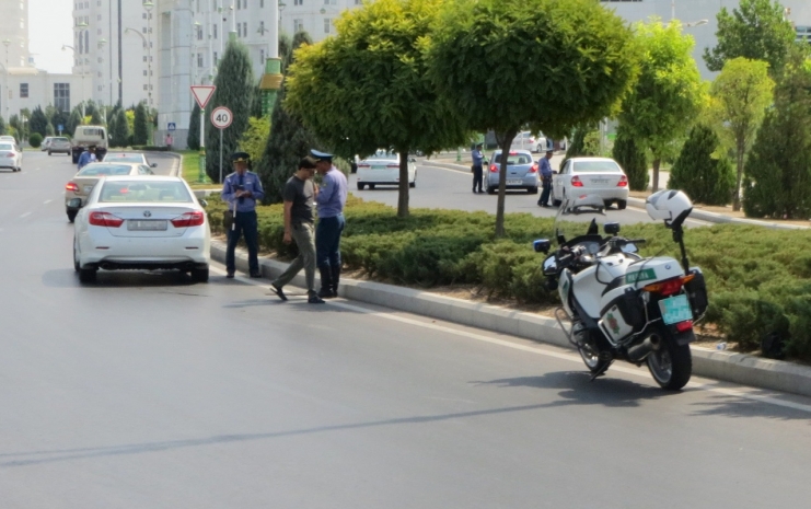 Женщин лишают водительских прав в Туркменистане