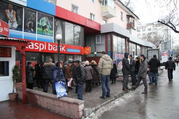 Национальный банк не смог остановить панику в Алматы. ФотоЭксклюзив