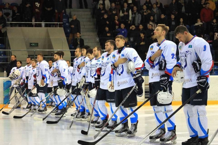 Вратарь павлодарской хоккейной команды станцевал на льду. ВИДЕО