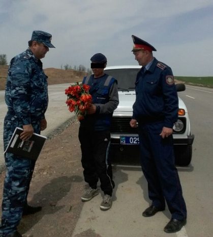 Мужчина продавал краснокнижные тюльпаны на дороге в ЮКО