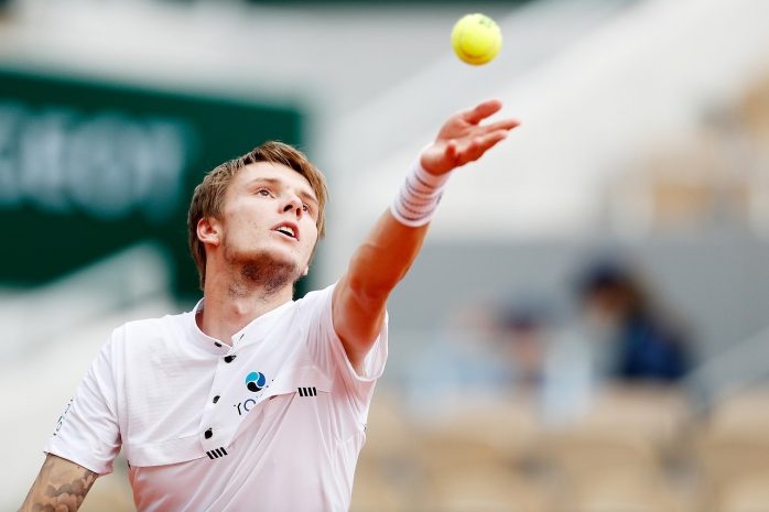 Казахстанский теннисист Александр Бублик попал мячом в болбоя