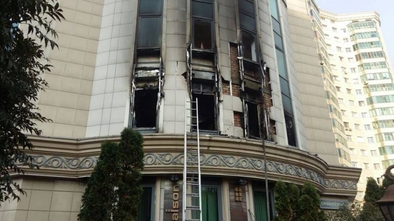 В Алматы горела многоэтажка