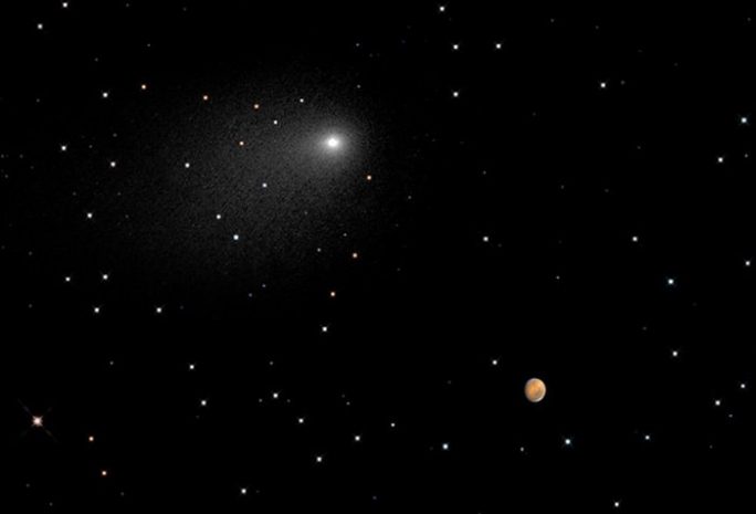 Снимки кометы Siding Spring, сделанные аппаратами на орбите Марса