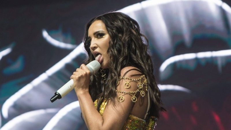 Ольгу Бузову завалили цветами и сладостями в Ташкенте