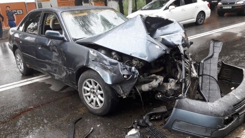 Ауди влетела в топливный бак КАМАЗа в Алматы