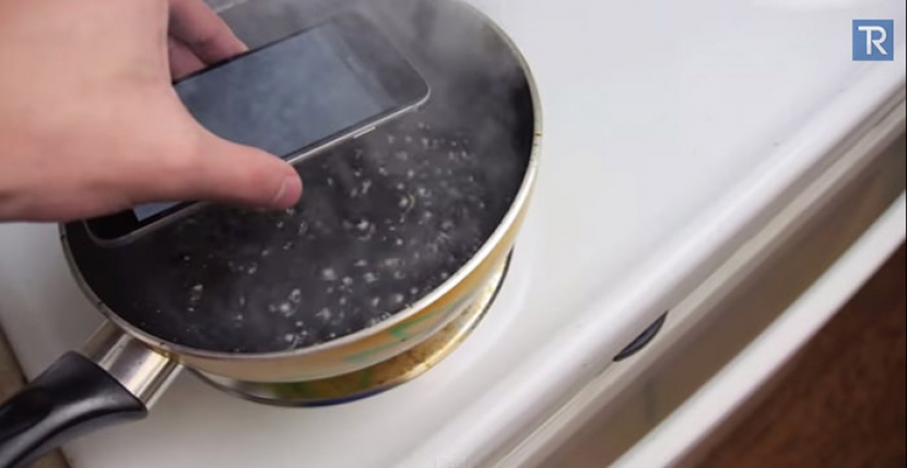 IPhone 6 сварили в кока-коле [видео]