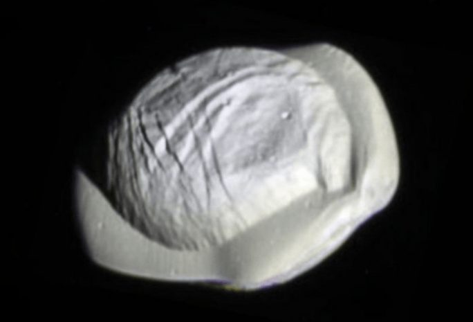 Обнаружен спутник Сатурна в форме пельменя