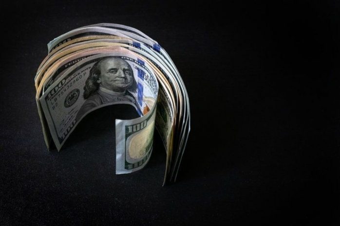 Доллар начал неделю со снижения курса в Казахстане