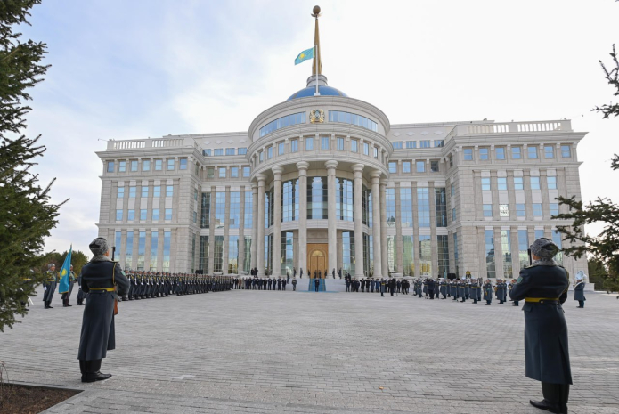 Президент принял участие в церемонии поднятия Государственного флага