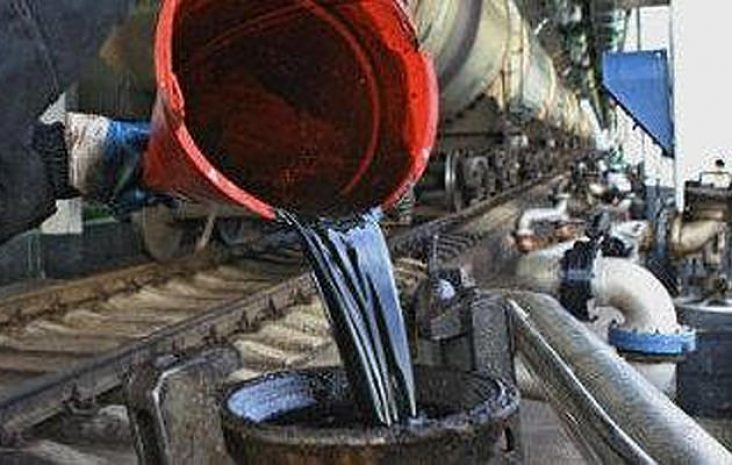 Мировые цены на нефть корректируются вверх после резких падений