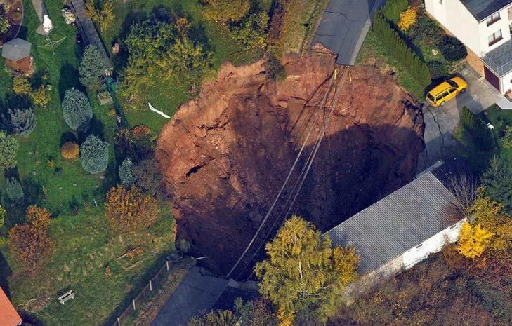 В Восточном Казахстане машина провалилась под землю, есть жертвы