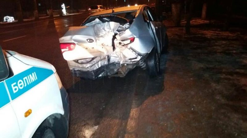 В Алматы автомобиль врезался в дерево