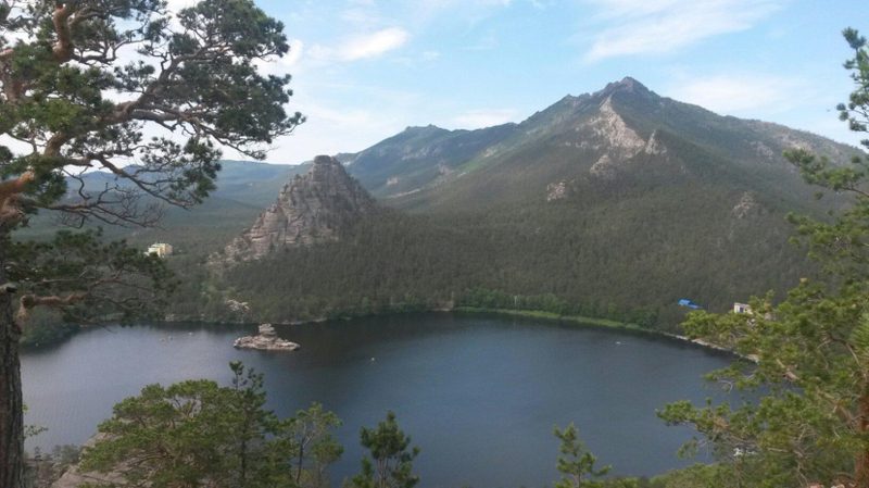 158 спасателей устраняют пожар на горе Кокшетау в Бурабае