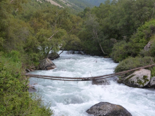 Пытавшаяся сделать селфи 15-летняя девочка утонула в реке в Кыргызстане