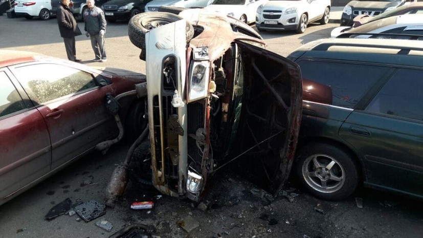 ДТП в Алматы: автомобиль едва не задел людей на остановке