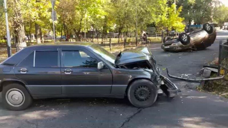 В Алматы перевернулся очередной Lexus