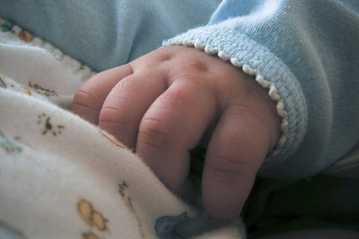 Жительница Степногорска оставила новорожденного во дворе