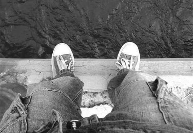 В Атырау парень снял на мобильник смерть друга