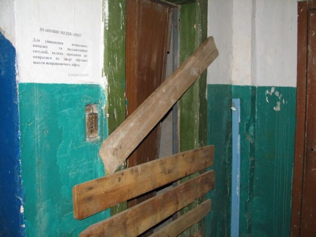 В Алматы лифтера-электромеханика придавило лифтом, заведено уголовное дело