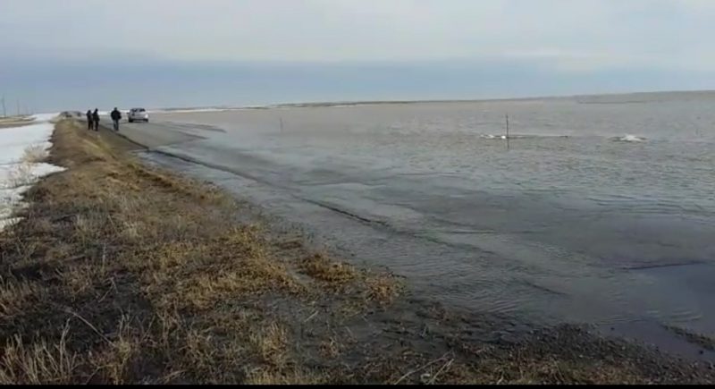 Талые воды затопили трассу в Костанайской области