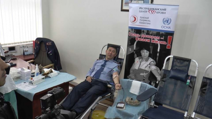 Полицейские Алматы сдали кровь пострадавшим в ДТП