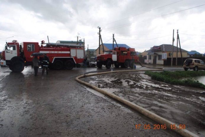 Спасатели откачали воду в Атырау